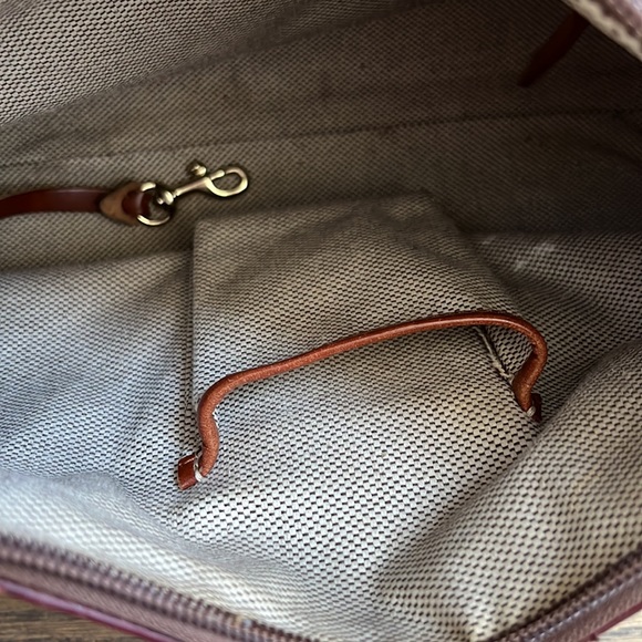 Dooney and Bourke Original design mid sized handbag - Picture 5 of 6